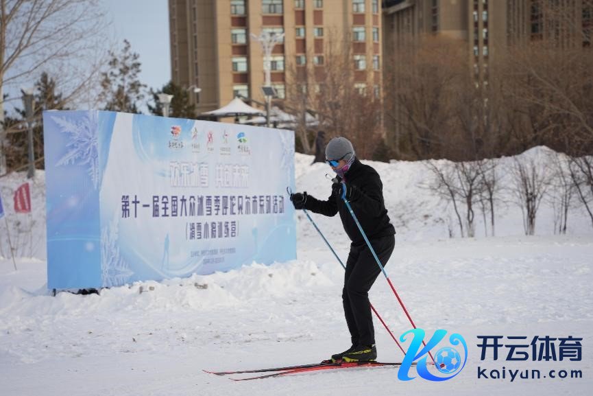 在呼伦贝尔，滑雪醉心者在城市越野滑雪公园内滑雪。东谈主民网记者 苗阳摄