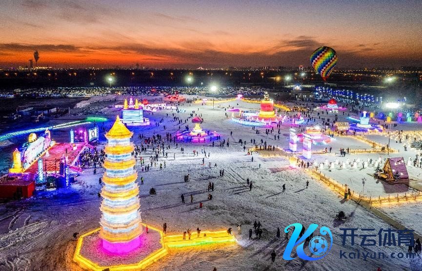 第四届呼和浩特欢笑冰雪节步履现场。丁根厚摄
